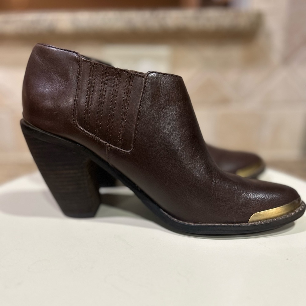 Dolce Vita ankle Chelsea boots with gold trim size 7.5